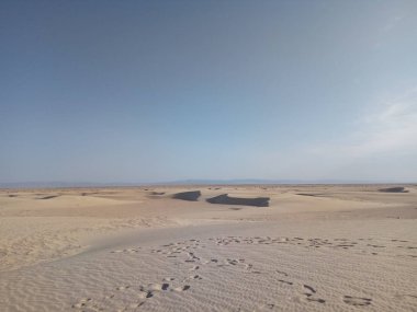 Vahşi Çöl Sahra Afrika'da insan izleri. Sert aylight güneş