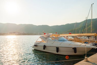Marmaris. Türkiye - 30 Temmuz: Yat ve tekneler şehir ve dağlara yakın bir iskelede demirledi - Marmaris 30 Temmuz 2019 tarihinde Türkiye'de