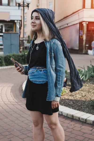 Mujer Joven Elegante Con Bolsa Denim Cinturón Azul Ella Pie —  Fotos de Stock