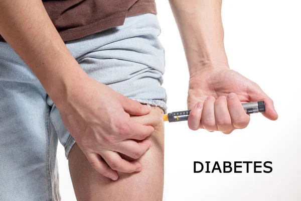 Uomo Iniezione Insulina Nella Piega Delle Gambe Fondo Bianco Isolato — Foto Stock