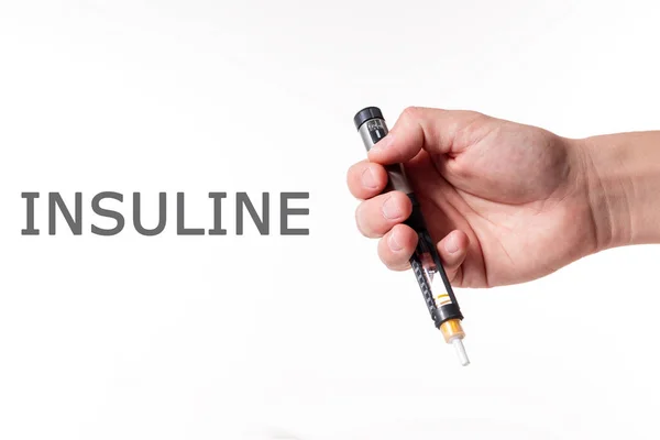 İzole beyaz arka plan üzerinde el tutma insülin kalem