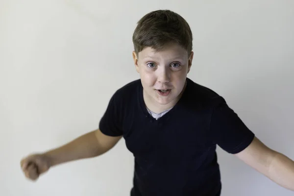 Εκφραστική Αγόρι Ένα Γκρίζο Φόντο — Φωτογραφία Αρχείου
