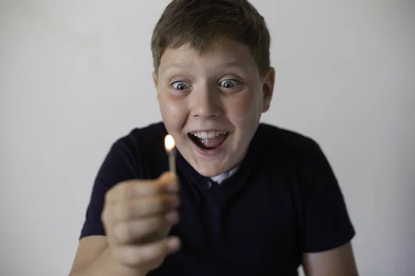 Junge Pyromane Mit Blick Auf Das Feuerwerk Konzept Der Pyromanie — Stockfoto