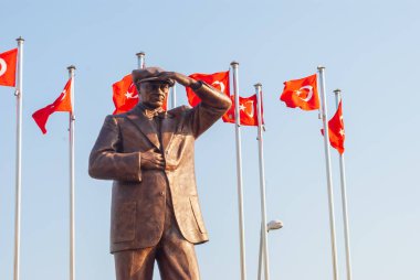 Marmaris. Türkiye - 30 Temmuz: Türkiye bayrağı arka planı yla ilk Cumhurbaşkanı Mustafa anıtı - Marmaris 30 Temmuz 2019'da Türkiye'de