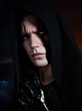 Kanlı korkmuş yüzü ile siyah kapüşonlu okült hizmetçi boş gözleri