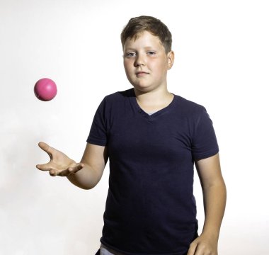 Genç beyaz izole arka plan üzerinde pembe top atar