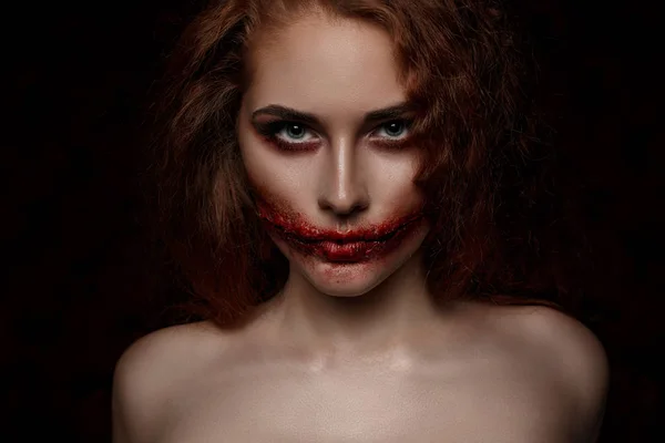 Ginger Strašidelná Dívka Odřezané Ústy Dívala Kameru Očima Halloweenský Makeup — Stock fotografie