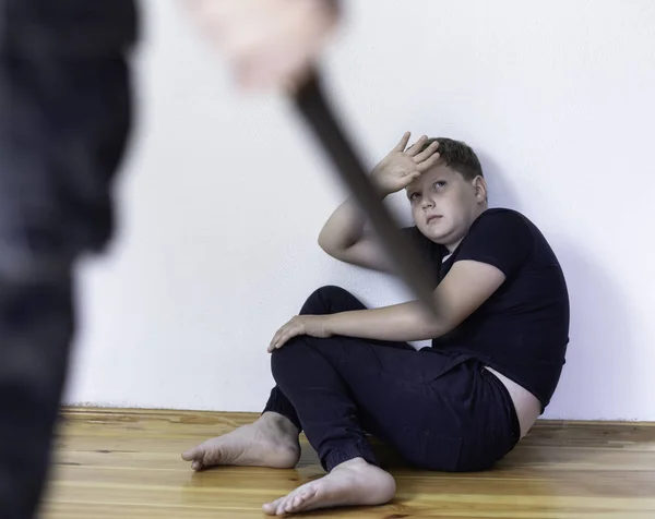 Çocuk Yerde Oturur Babasından Ona Zarar Vermek Isteyen Bir Bıçakla — Stok fotoğraf