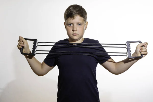 Niño Extiende Sus Brazos Entrenando Pecho — Foto de Stock