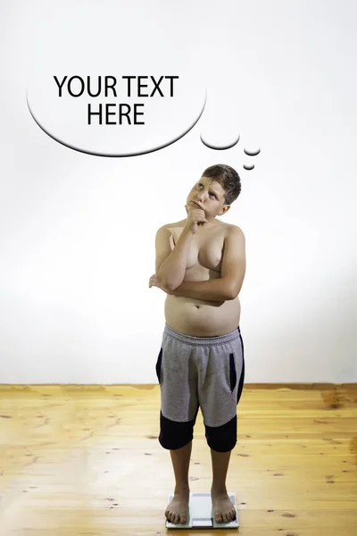 Niño Con Sobrepeso Está Pie Balanza Pensando — Foto de Stock