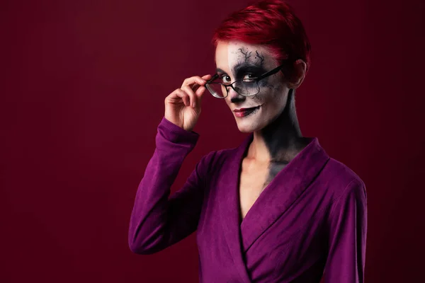 Bespectacled Joker Femminile Con Mezzo Trucco Viso Abito Viola Sfondo — Foto Stock