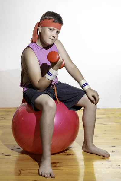 Vtipů Sedí Fitballu Trénuje Biceps Koncept Cvičení Dětské Domácnosti — Stock fotografie