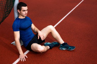 Spor alanında poz veren sporcu modası. Egzersiz konsepti
