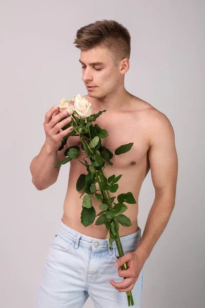 Hezký Svalnatý Muž Držící Květiny Koncept Dne — Stock fotografie