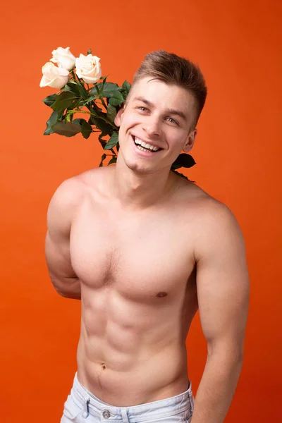 Dopasuj Człowieka Sześcioma Pakietami Trzymając Róże Plecami Uśmiechając Się Koncepcja — Zdjęcie stockowe