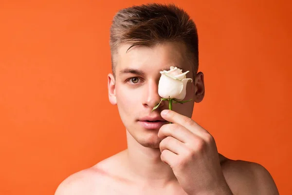 Homem Segura Uma Flor Fechando Olhos Com Ela — Fotografia de Stock