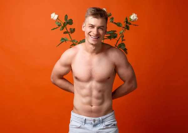 Guapo Joven Musculoso Sosteniendo Rosas Detrás Espalda Sonriendo — Foto de Stock