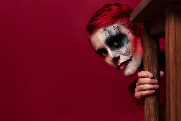 Страшний Клоун Вилазить Табуретки Посміхається Червоному Тлі Копіювальним Простором — стокове фото