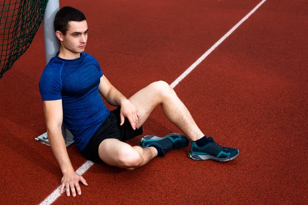 Spor alanında poz veren sporcu modası. Egzersiz konsepti