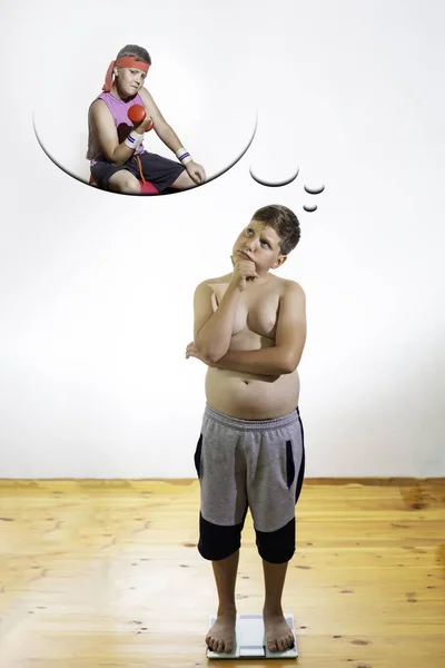 Ένα Υπέρβαρο Παιδί Στέκεται Στη Ζυγαριά Και Ονειρεύεται Ένα Αθλητικό — Φωτογραφία Αρχείου