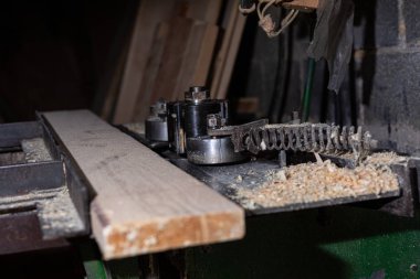 kesme talaş ile bir frezeleme makinesi üzerinde ahşap kalas