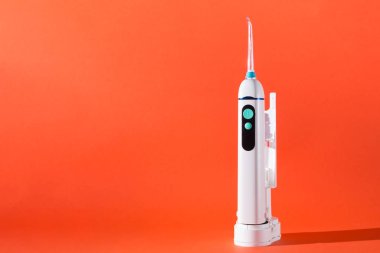 turuncu izole arka plan üzerinde taşınabilir diş tahriş edici