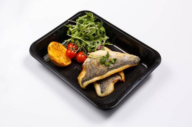Kiraz domates ve arugula ile pişmiş beyaz balık izole yemek. Asya deniz ürünleri konsepti.