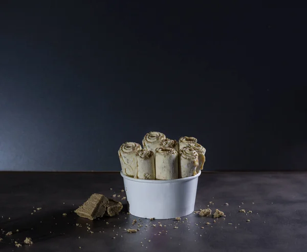 Delicioso Helado Marrón Tailandés Enrollado Mesa Oscura Con Fondo Oscuro — Foto de Stock