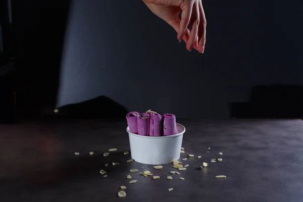 Mano Espolvorea Chips Almendras Sobre Helado Laminado Tailandés Púrpura — Foto de Stock