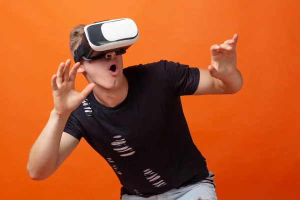 A young man opened his mouth in surprise at virtual reality.