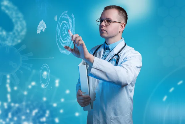 Doktor hologramları kullanarak araştırma yapıyor. Gelecekteki Sağlık Konsepti