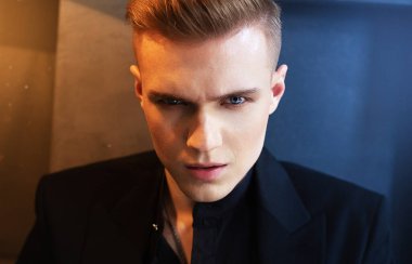 Duyguları olan bir adam kameraya bakar. Merkezi yatay bileşim