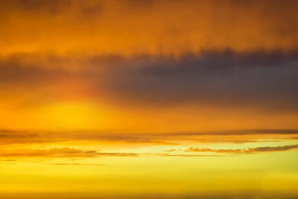 Размытое Прошлое Яркое Небо Пушистыми Облаками — стоковое фото