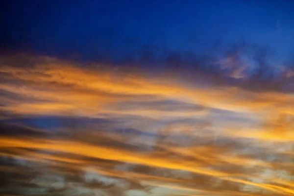 Размытое Прошлое Яркое Небо Пушистыми Облаками — стоковое фото