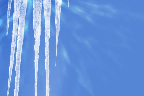 蓝色冬日的天空映衬着白色的冰柱 — 图库照片
