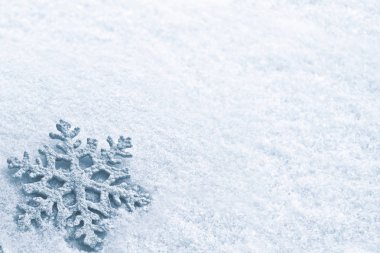 Karda beyaz kabarık kar taneleri. Kış Noel arka plan.
