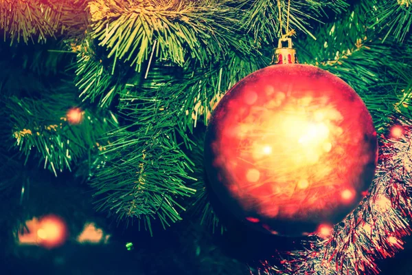 Árvore Natal Decorada Com Brinquedos Brilhantes Cartão — Fotografia de Stock