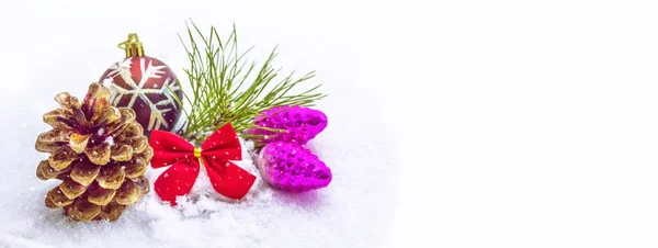 Kerstkaart Pine Tak Speelgoed Een Achtergrond Van Witte Sneeuw — Stockfoto