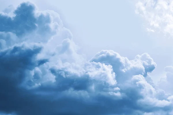 Fondo borroso. Cielo azul y nubes esponjosas blancas. —  Fotos de Stock