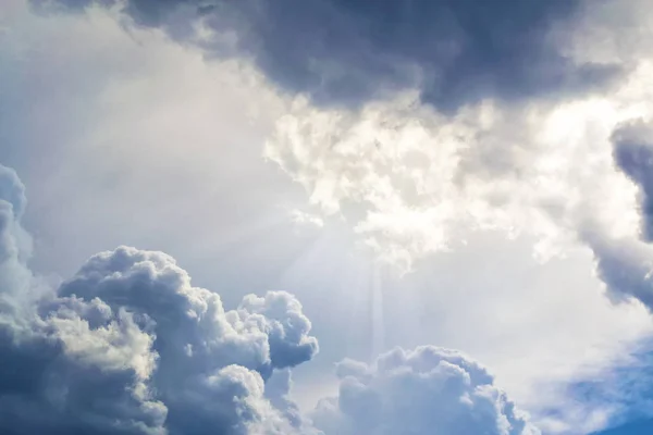 Fondo borroso. Cielo azul y nubes esponjosas blancas. —  Fotos de Stock