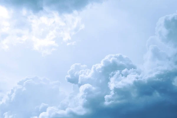 Fondo borroso. Cielo azul y nubes esponjosas blancas. — Foto de Stock