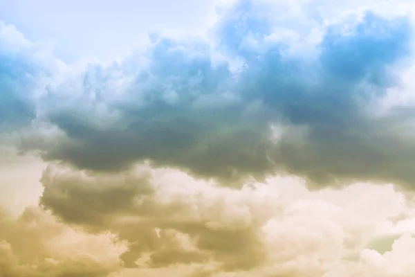 背景がぼやけている。青空と白いふわふわの雲. — ストック写真