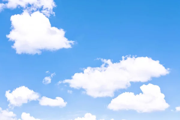 背景がぼやけている。青空と白いふわふわの雲. — ストック写真