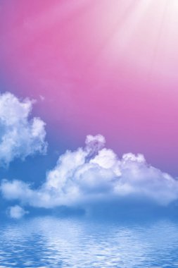 Arka plan bulanık. Mavi gökyüzü ve beyaz kabarık bulutlar.