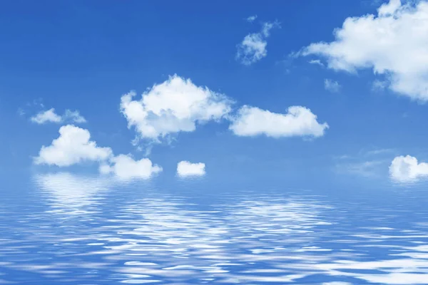 Rozmazané pozadí. Modrá obloha a bílé nadýchané mraky. — Stock fotografie