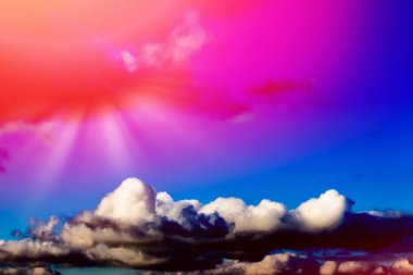 Bulanık. Kabarık bulutlu kara gökyüzü. Doğal arkaplan.