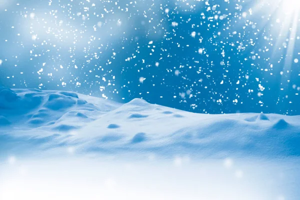 Abstrakt Gratulationskort Naturlig Jul Bakgrund Himmel Snöfall Snöflingor Snödrivor Vinterlandskap — Stockfoto