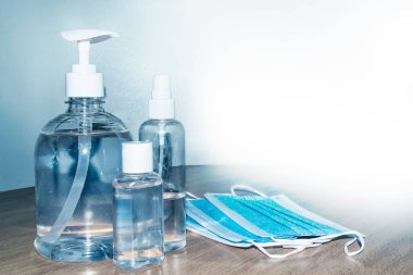 Alkol jeli. Coronavirus önleme tıbbi cerrahi maskeler ve hijyen koronası virüs koruması için el dezenfektanı jeli.