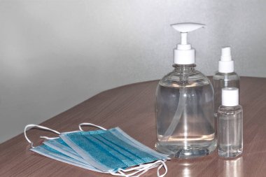Alkol jeli. Coronavirus önleme tıbbi cerrahi maskeler ve hijyen koronası virüs koruması için el dezenfektanı jeli.