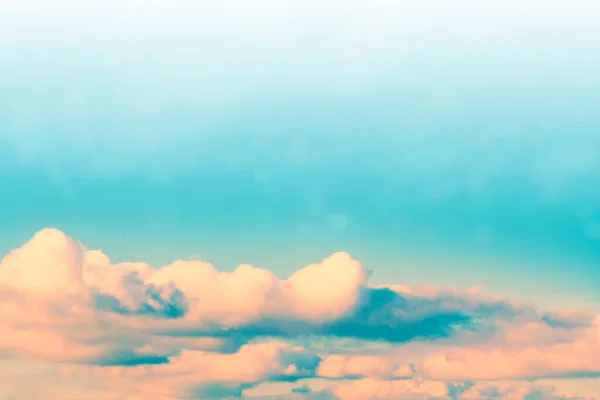 Fondo Borroso Cielo Azul Nubes Esponjosas Blancas —  Fotos de Stock